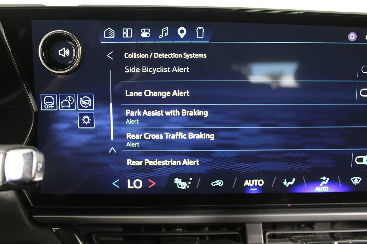 Used 2024 Chevrolet Equinox EV RS w/ LPO, Trailering Package FWD image 20