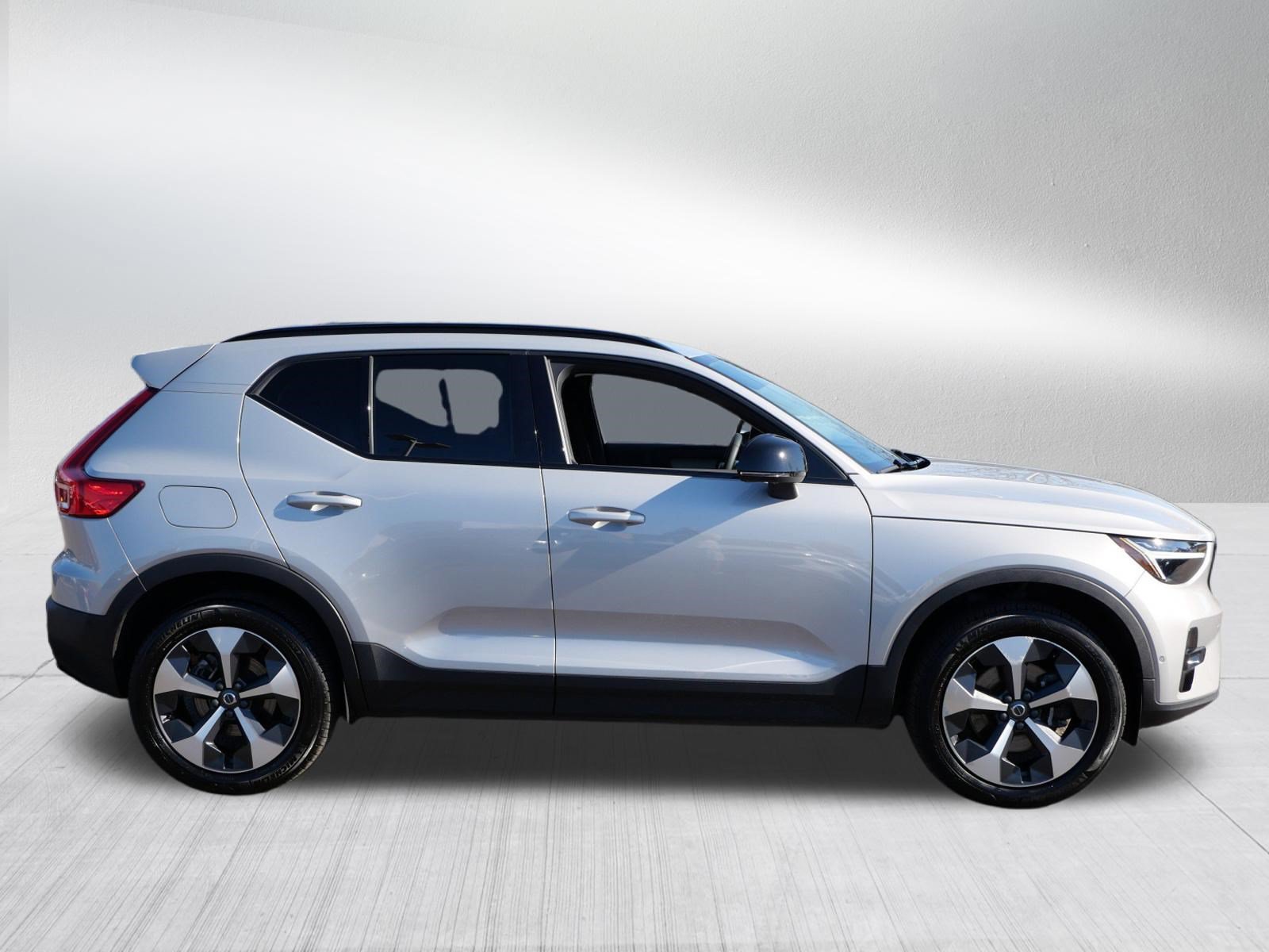 Used 2024 Volvo XC40 B5 Plus w/ Climate Package AWD/4WD image 8