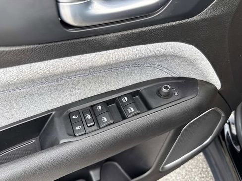 Used 2025 Jeep Compass Latitude AWD/4WD image 17