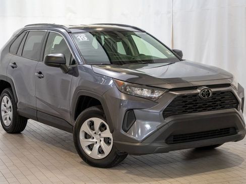 Used 2019 Toyota RAV4 LE image 1