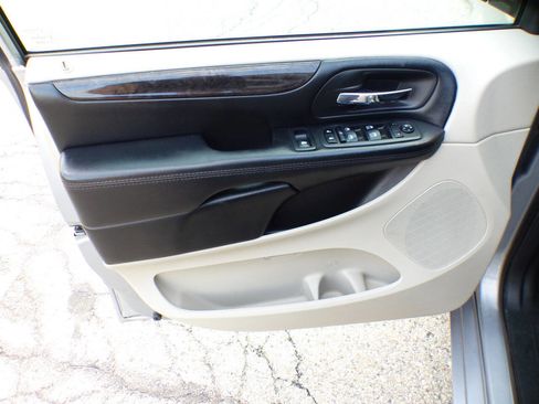 Used 2019 Dodge Grand Caravan SE image 12