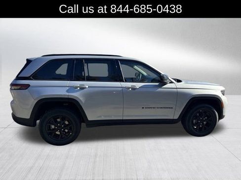 New 2025 Jeep Grand Cherokee Laredo image 4