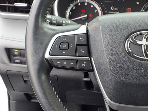 Used 2022 Toyota Highlander XLE image 19