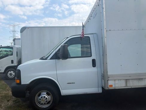 Used 2015 Chevrolet Express 4500 RWD image 4