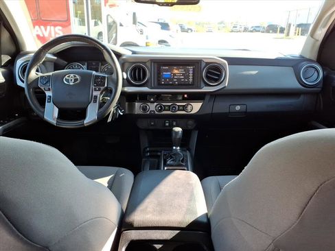 Used 2018 Toyota Tacoma SR image 8