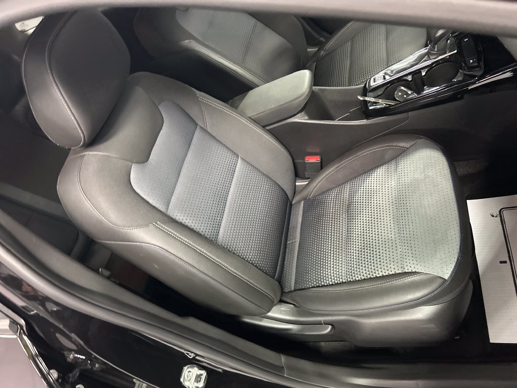 Used 2025 Chevrolet Trax LT FWD image 23