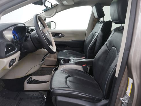 Used 2017 Chrysler Pacifica Limited image 19
