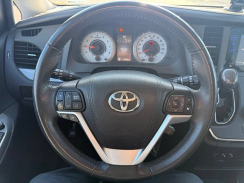 Used 2017 Toyota Sienna SE FWD image 17