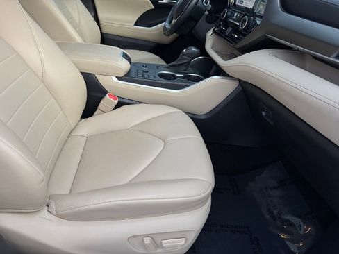 Used 2023 Toyota Highlander XLE image 34