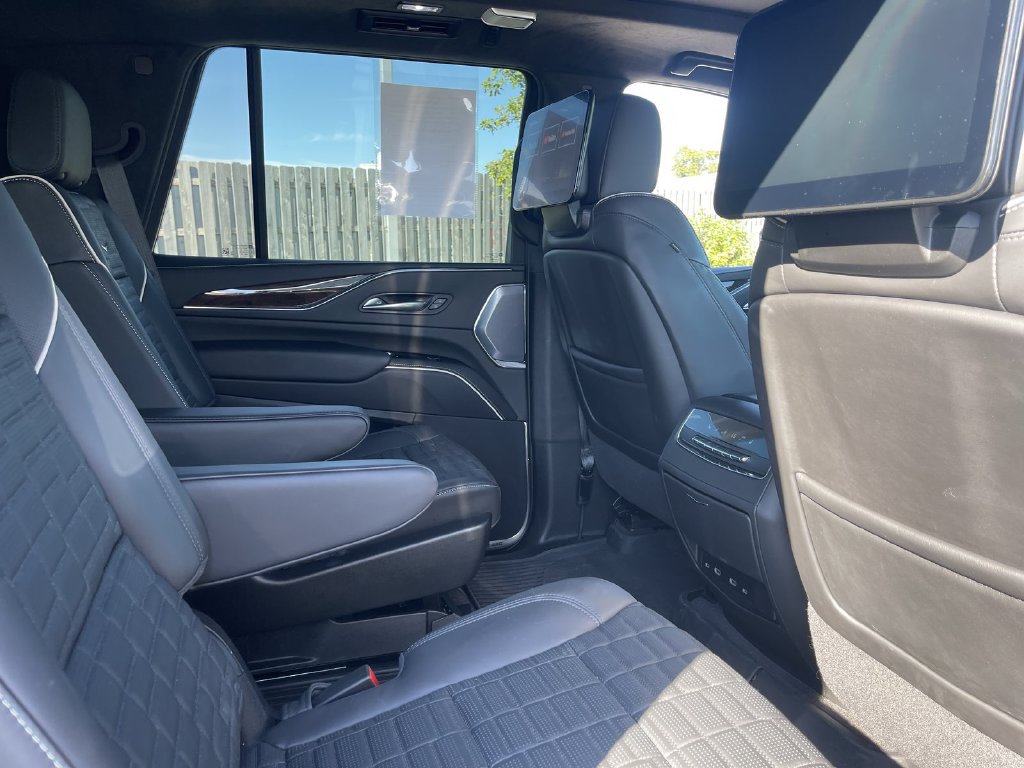 Used 2024 Cadillac Escalade Premium Luxury Platinum w/ LPO, Floor Liner Package AWD/4WD image 31