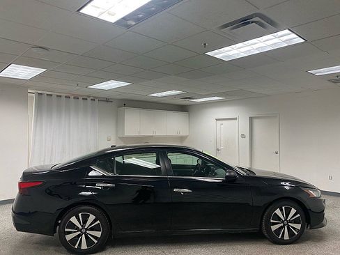 Used 2021 Nissan Altima 2.5 SV image 4