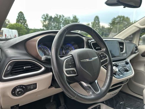 Used 2017 Chrysler Pacifica Touring-L FWD image 16