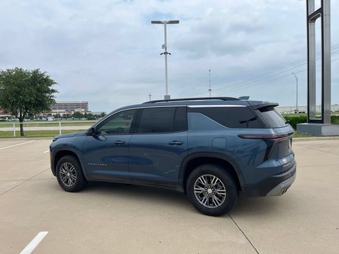 Used 2025 Chevrolet Traverse LT w/ Driver Confidence Package FWD image 4
