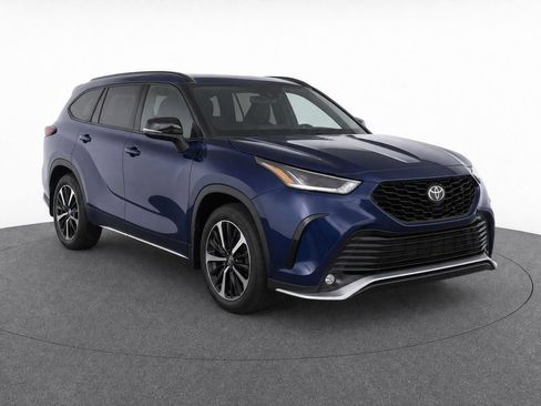 Used 2022 Toyota Highlander XSE FWD image 2
