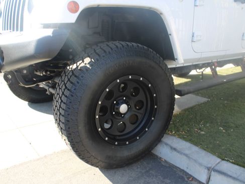 Used 2017 Jeep Wrangler Unlimited Sahara image 32