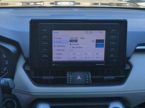 Used 2021 Toyota RAV4 XLE Premium image 17