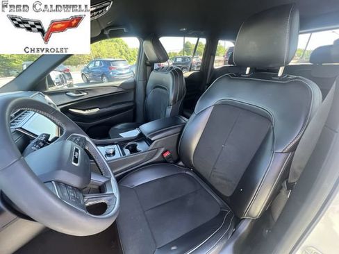 Used 2025 Jeep Grand Cherokee Altitude AWD/4WD image 24