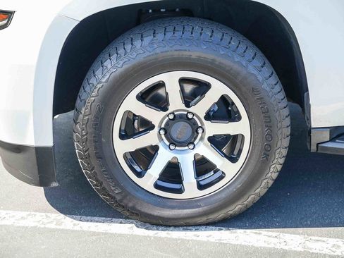 Used 2020 Chevrolet Suburban LT image 9