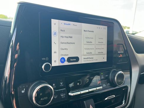 Certified 2024 Toyota Highlander XLE image 24