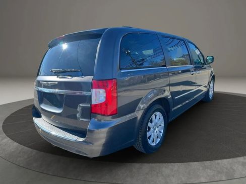 Used 2016 Chrysler Town & Country Touring w/ Driver Convenience Group FWD image 5