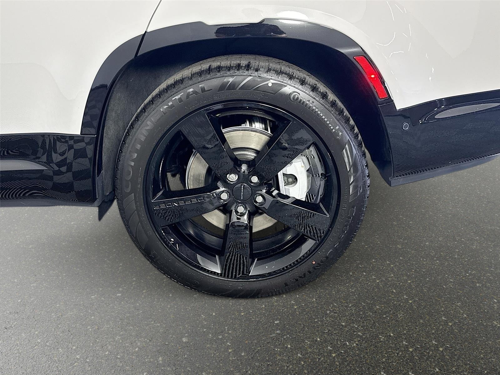 New 2026 Land Rover Defender 130 X-Dynamic SE AWD/4WD image 33