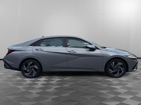 Used 2025 Hyundai Elantra Limited image 8