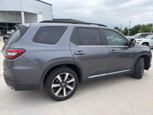 Used 2025 Honda Pilot Touring image 3
