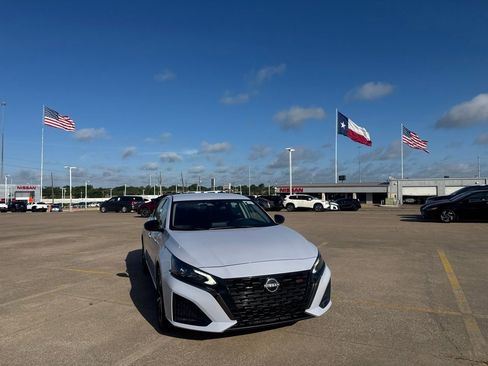 Certified 2025 Nissan Altima 2.5 SR FWD image 4