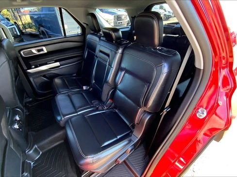 Certified 2021 Ford Explorer XLT w/ Equipment Group 202A image 18