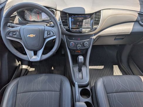 Used 2022 Chevrolet Trax LT w/ LT Convenience Package AWD/4WD image 7