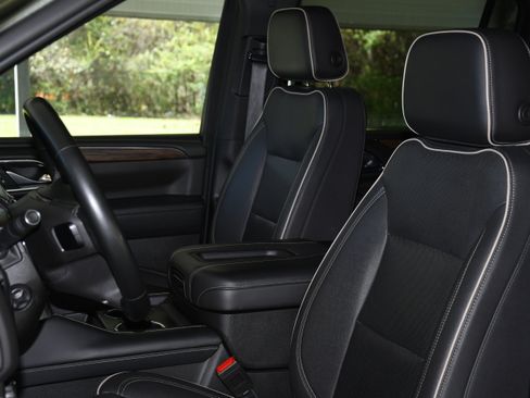 Used 2023 Chevrolet Suburban Premier image 12