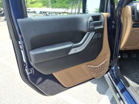 Used 2013 Jeep Wrangler Unlimited Rubicon w/ Connectivity Group AWD/4WD image 23