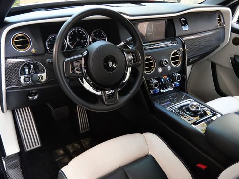 Used 2022 Rolls-Royce Cullinan Black Badge w/ Dark Exterior Package image 17