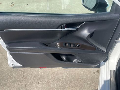 Used 2022 Toyota Camry SE FWD image 4