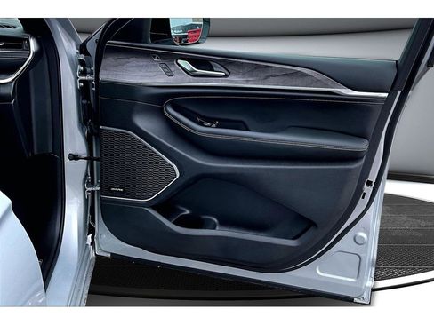 Certified 2025 Jeep Grand Cherokee Overland w/ Luxury Tech Group IV image 21