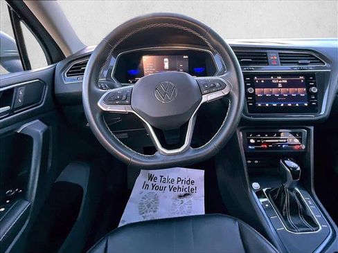 Used 2022 Volkswagen Tiguan SE w/ Panoramic Sunroof Package FWD image 7
