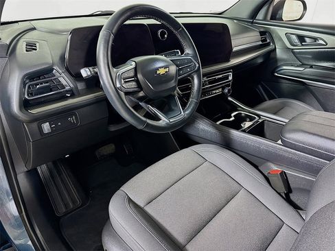 Used 2025 Chevrolet Traverse LT image 7