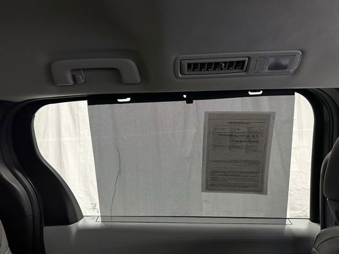Used 2025 Toyota Sienna XLE image 47