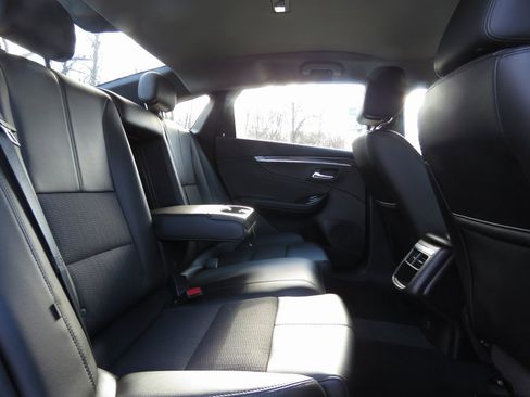 Used 2016 Chevrolet Impala LT w/ Convenience Package image 17