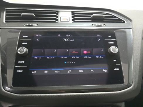 Used 2021 Volkswagen Tiguan SE w/ Panoramic Sunroof Package image 17