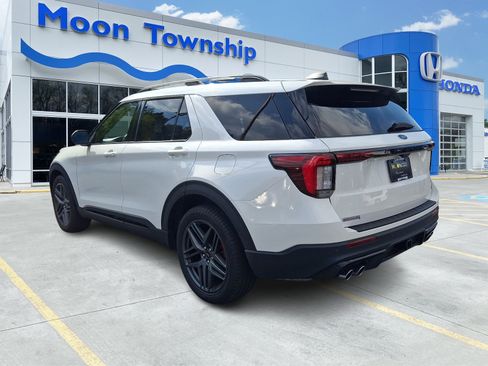 Used 2025 Ford Explorer ST AWD/4WD image 4