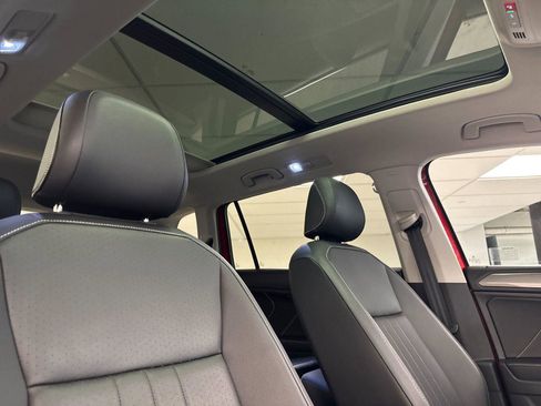 Used 2023 Volkswagen Tiguan SE w/ Panoramic Sunroof Package FWD image 16