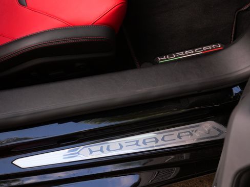 Used 2021 Lamborghini Huracan EVO image 16