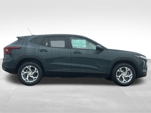 New 2026 Chevrolet Trax LS w/ LS Convenience Package FWD image 6