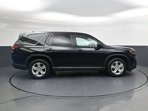 Used 2023 Honda Pilot LX image 3