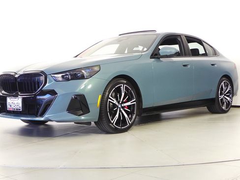 Used 2026 BMW 530i w/ M Sport Package RWD image 2