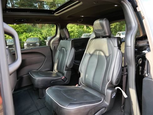 Used 2025 Chrysler Pacifica Limited FWD image 15