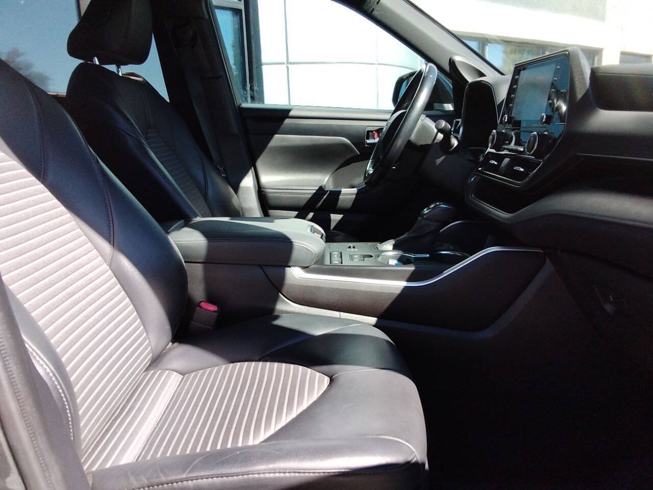 Used 2021 Toyota Highlander XSE FWD image 13