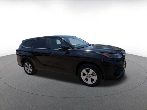 Used 2025 Toyota Highlander LE FWD image 2