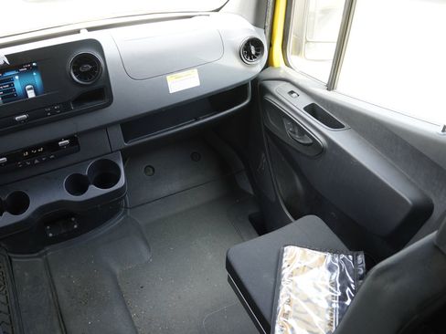 Used 2021 Mercedes-Benz Sprinter 2500 image 28